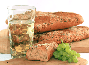 Weißweinschorle in Dubbeglas mit Brot