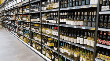 Weinflaschen im Supermarktregal