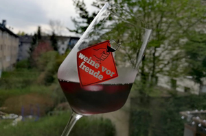 Kalter Rotwein im Glas