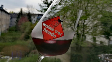 Kalter Rotwein im Glas