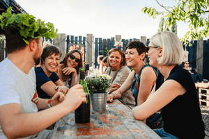 Menschengruppe beim Weine vor Freude Weinfest 2023